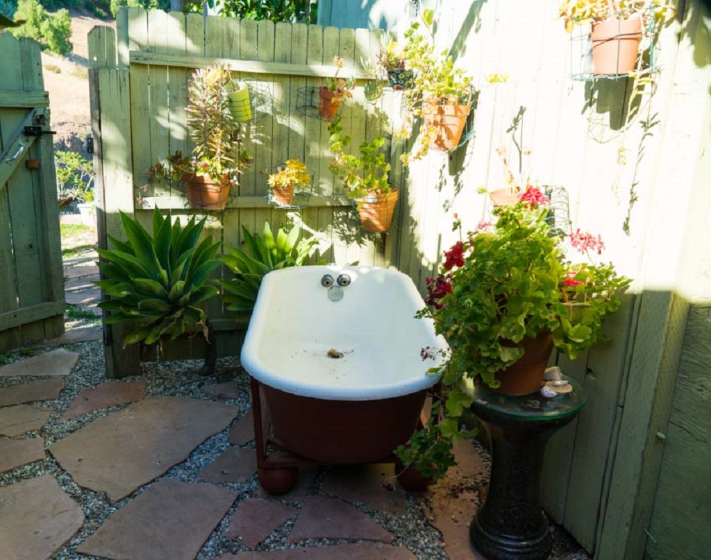 What is the Difference Between a Garden Tub and a Standard Bathtub?